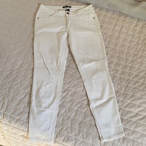 LIKE NEW WHITE SKINNY PANTS WITH RIPS